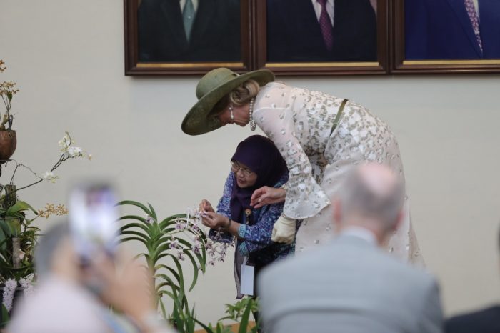 Dosen Fakultas Biologi UGM, Dr. Endang Semiarti, M.S., M.Sc., mengundang Ratu Maxima untuk mengawinkan spesies anggrek Indonesia yang kemudian diberi nama Vanda Tricolor Lindley Queen Maxima. Foto: Humas UGM