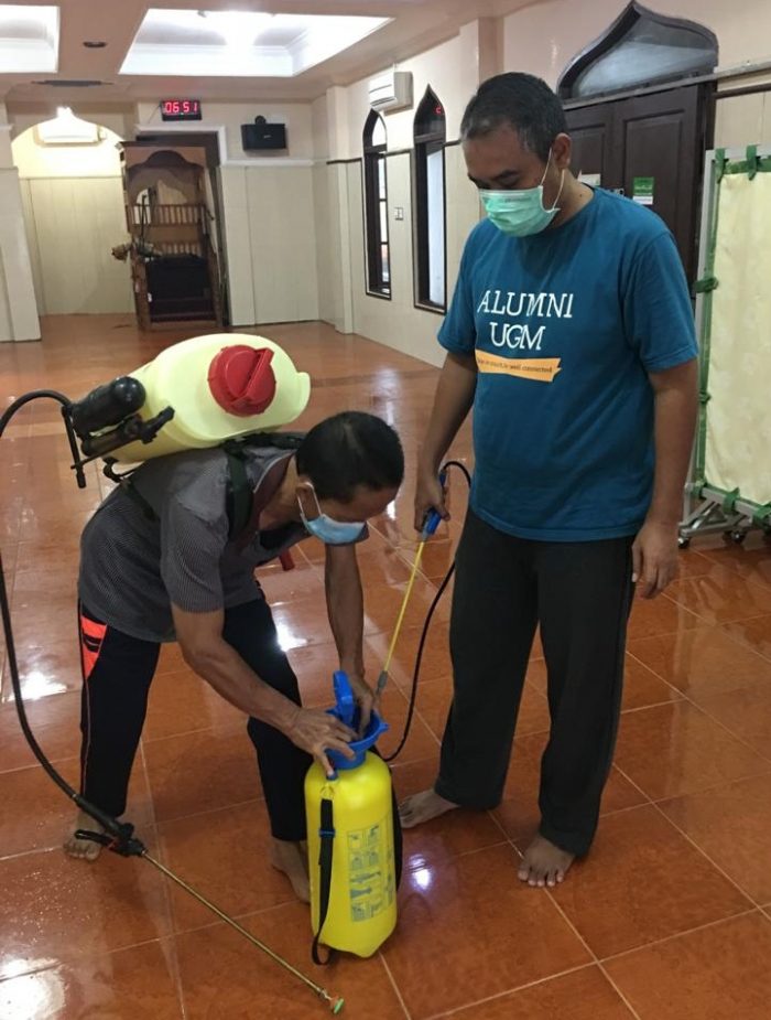 KAGAMA Balikpapan melakukan penyemprotan disinfektan ke sejumlah rumah ibadah di Kelurahan Gunung Sari Ilir, Balikpapan. Foto: Ist