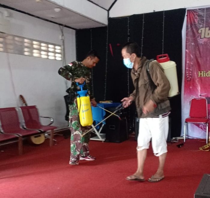 KAGAMA Balikpapan melakukan penyemprotan disinfektan ke sejumlah rumah ibadah di Kelurahan Gunung Sari Ilir, Balikpapan. Foto: Ist
