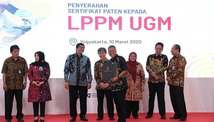 Kementerian Hukum dan HAM menyerahkan sertifikat paten kepada LPPM (Lembaga Penelitian dan Pengabdian Kepada Masyarakat) UGM. Foto: Humas UGM