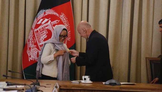 Menteri Luar Negeri RI, Retno Marsudi, dianugerahi Medali Bintang Kehormatan Malalai, dari Presiden Afghanistan Ashraf Ghani, Minggu (1/3/2020). Foto: Ist