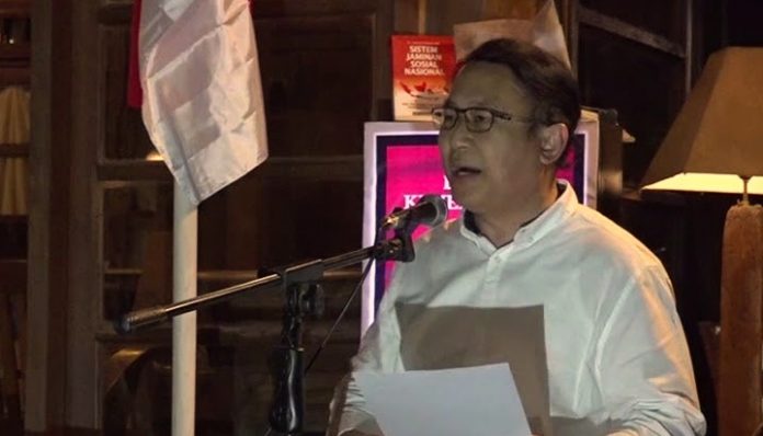 Rektor UGM, Prof. Panut Mulyono, menyimpan pesan yang ditinggalkan oleh Guru Besar FK-KMK UGM Prof Iwan Dwiprahasto. Foto: Ist