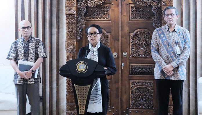 Menteri Luar Negeri, Retno Marsudi membuat kebijakan penting guna menanggulangi wabah virus Corona di Indonesia. Foto: Kemlu