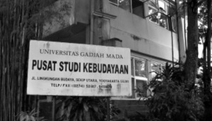 Dosen Prodi Bahasa dan Sastra Indonesia UGM, Drs. Heru Marwata M.Hum, punya kenangan bersama buku terlarang yang pernah disimpan di Pusat Studi Kebudayaan UGM. Foto: Ist