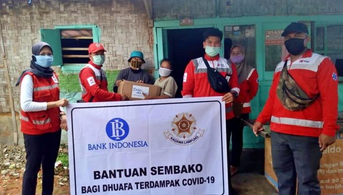 KAGAMA Lampung kembali salurkan bantuan kepada masyarakat terdampak Covid-19. Foto: FB Diah