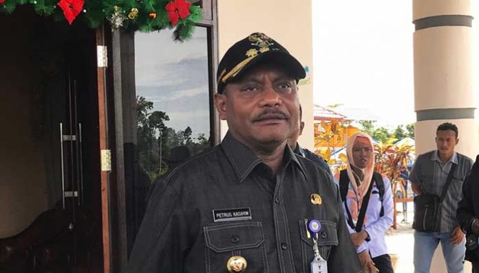 Bupati Teluk Bintuni alumnus UGM ini menyebut, pasar daring menjadi jembatan distribusi hasil kebun mama-mama dan petani di tengah pandemi corona. Foto: Papuakini
