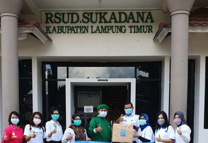 Turut berempati dengan kondisi pandemi Covid-19, KAGAMA Lampung menyalurkan bantuan kepada tenaga medis dan masyarakt terdampak. Foto: Trans Lampung