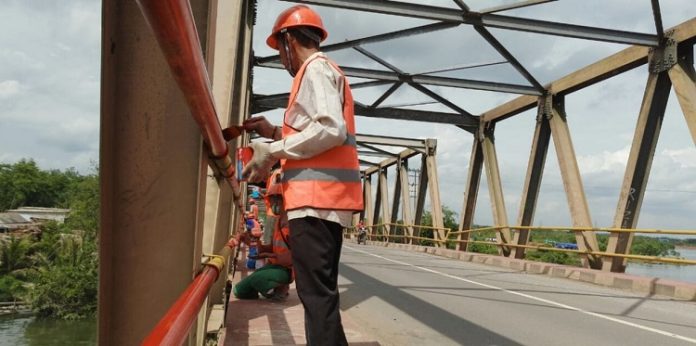 Pemeliharaan rutin jalan dan jembatan menggunakan skema swadaya masyarakat sepanjamg 496.080 meter dengan anggaran Rp110 miliar, misalkan untuk pengecatan rangka jembatan. Foto: Kementerian PUPR