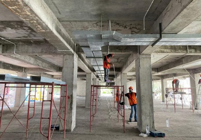 Pekerjaan perbaikan struktur berupa pekerjaan screed beton (lapisan halus di atas beton/plester), perkuatan baja, dan perbaikan membran RS Akasemi UGM. Foto: Kementerian PUPR