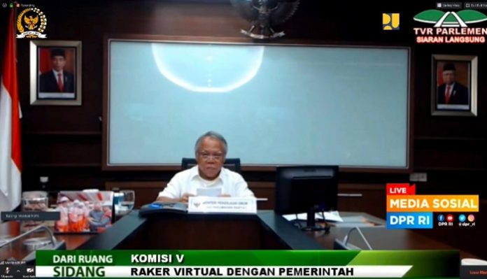 Menteri PUPR Basuki Hadimuljono melakukan Rapat Kerja Virtual yang dipimpin Ketua Komisi V DPR RI Lasarus di Jakarta. Foto: Kementerian PUPR