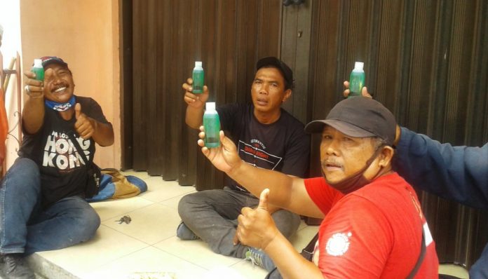 Pengda KAGAMA Sumatera Utara bersama Pengcab KAGAMA Medan berupaya mencegah penyebaran wabah Covid-19 melalui aksi Bulaksumur Care. Foto: Ist