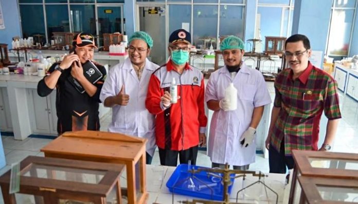 Pengurus Daerah KAGAMA Kaltim bersama KAGAMA Farmasi Samarinda memproduksi hand sanitizer guna mencegah penyebaran virus Corona di Samarinda. Foto: Ist