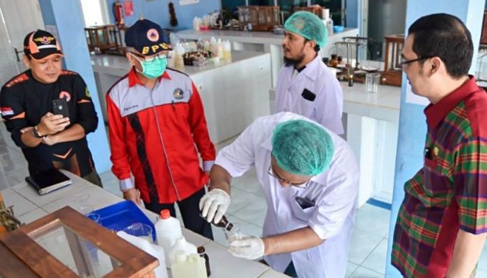 Pengurus Daerah KAGAMA Kaltim bersama KAGAMA Farmasi Samarinda memproduksi hand sanitizer guna mencegah penyebaran virus Corona di Samarinda. Foto: Ist
