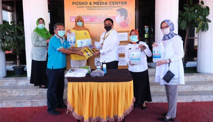 Keluarga Alumni Universitas Gadjah Mada (KAGAMA) Balikpapan menyerahkan bantuan Alat Pelindung Diri (APD) kepada Gugus Tugas Penanganan Covid-19 Kota Balikpapan. Foto: Ist