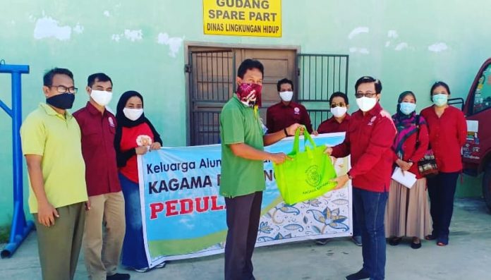 Pengcab KAGAMA Bontang melakukan aksi nyata dalam meminimalkan penyebaran wabah  virus Corona. Foto: KAGAMA Bontang
