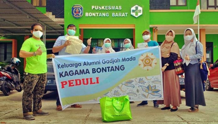 KAGAMA Bontang kembali menyalurkan bantuan APD ke sejumlah fasilitas kesehatan di Bontang, Kalimantan Timur. Foto: KAGAMA Bontang