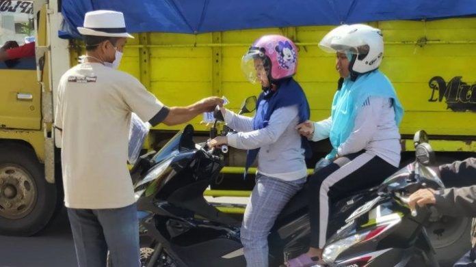 KAGAMA Batang membagikan 1.000 masker kepada masyarakat sekaligus memberikan edukasi untuk lawan Covid-19. Foto: Ist
