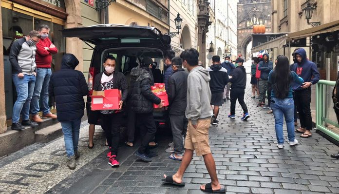 Kedutaan Besar Republik Indonesia (KBRI) di Praha menyalurkan bantuak logistik kepada hampir 200 orang WNI, terutama kepada pelajar dan pekerja migran Indonesia. Foto: Kemlu