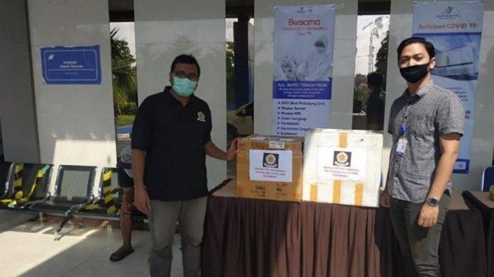 Pengda KAGAMA Riau melakukan aksi nyata peduli terhadap tenaga medis yang berjuang melawan wabah virus Corona. Foto: Ist
