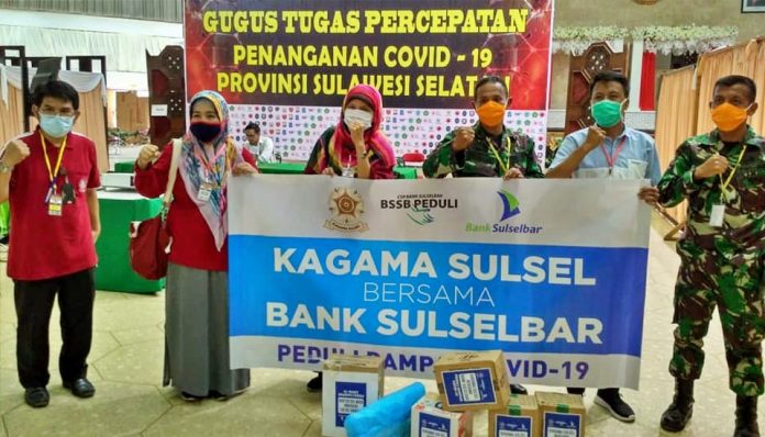 Pengda KAGAMA Sulawesi Selatan (Sulsel) melakukan aksi dalam rangka meringankan beban warga atas wabah Covid-19. Foto: Asniar Khumas