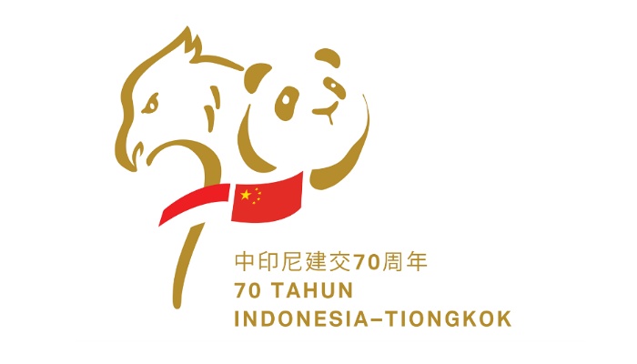 Dubes alumnus Fakultas Ekonomi UGM, Djauhari Oratmangun membabar makna logo yang menggambarkan hubungan persahabatan Indonesia-Tiongkok. Foto: Ist