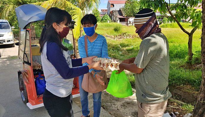 KAGAMAHUT Sulsel melakukan aksi pemberian bantuan sosial kepada masyarakat Kota Makassar di tengah pandemi Covid-19. Foto: Sonny Martha Pradana