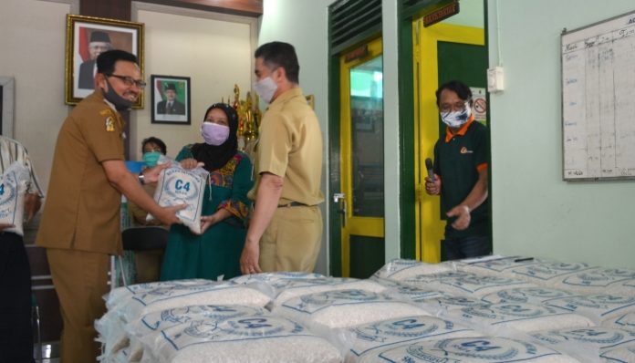 Wakil Walikota Alumnus UGM, Heroe Poerwadi, mengatakan bahwa stok bahan pangan di Kota Yogyakarta masih aman, sehingga masyarakat tidak perlu panic buying apalagi sampai menimbun dalam jumlah besar. Foto: Pemkot Jogja