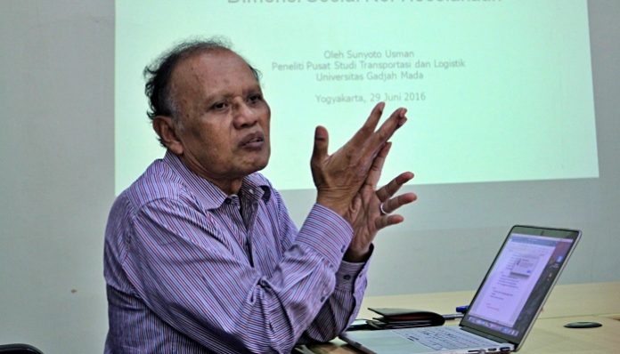 Pakar pembangunan sosial UGM, Prof. Sunyoto Usman mengatakan, pembangunan infrastruktur perlu memperhatikan tiga poin penting. Foto: Humas UGM