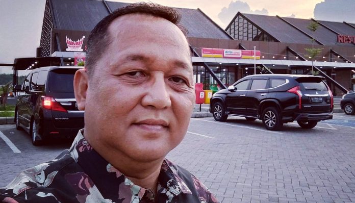 Ketua KAGAMA Pemalang, Arief Setiawan, S.H, MM merasa bangga pernah kuliah di Universitas Ndeso yang mahasiswanya jadi tempat bertanya bagi masyarakat. Foto: Dok Pri