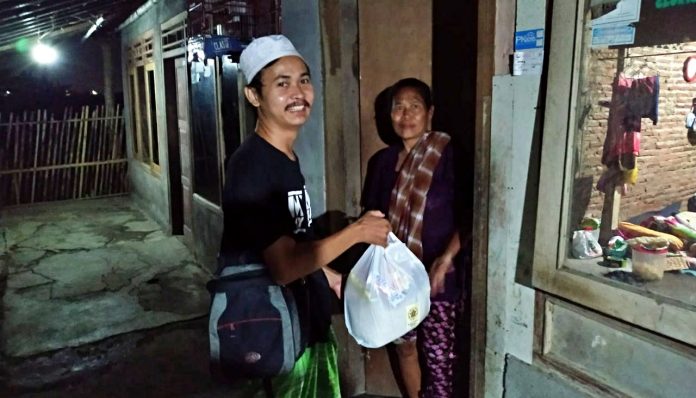 Lewat gerakan KAGAMA Kendal Tanggap Covid-19, KAGAMA Kendal membagikan bantuan sembako ke sejumlah wilayah di daerah Kabupaten Kendal, Jawa Tengah. Foto: KAGAMA Kendal