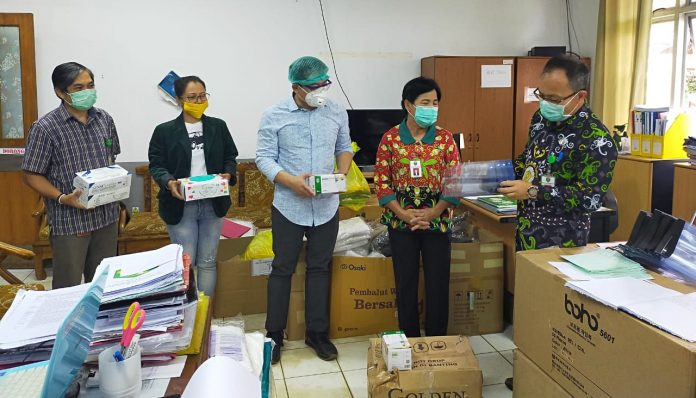 KAGAMA Kutai Barat dan Mahakam Ulu (Kubar-Mahulu) menyalurkan bantuan paket APD dan masker ke Rumah Sakit Harapan Insan Sendawar (RSUD HIS). Foto: KAGAMA Kubar-Mahulu