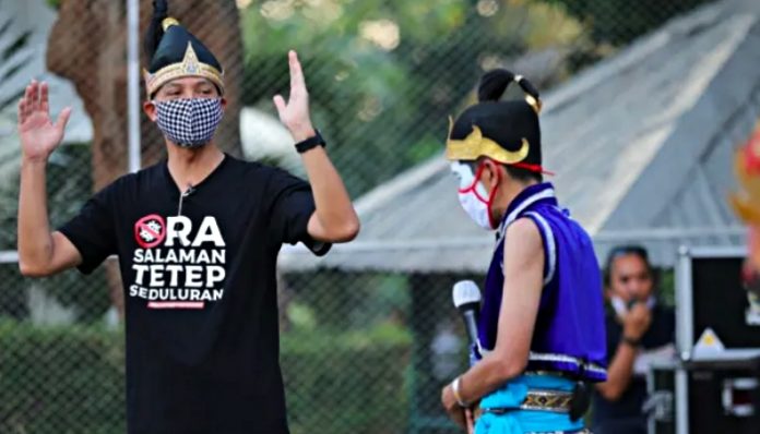 Gubernur Jawa Tengah, Ganjar Pranowo menyulap lapangan tenis di Rumah dinas Gubernur Jawa Tengah sebagai wadah penampilan para seniman yang ikut merasakan dampak pandemi Covid-19. Foto: Humas Pemprof Jateng