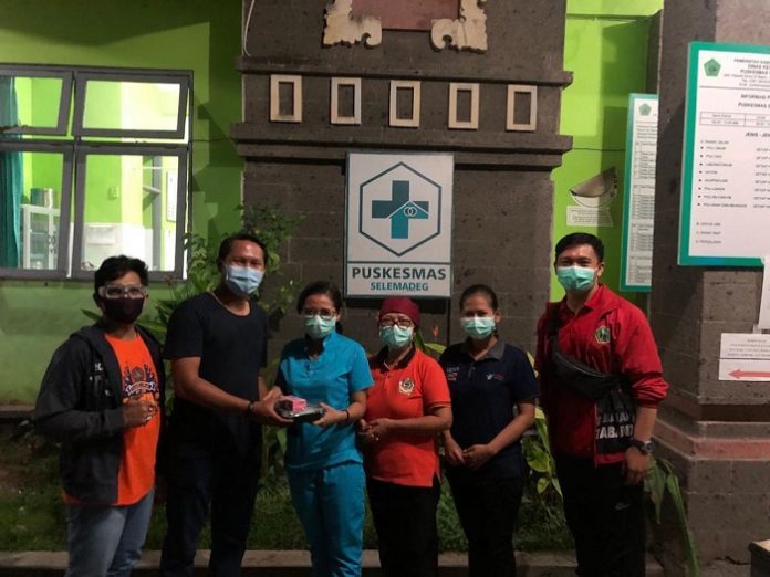 KAGAMA Muda Tabanan merealisasikan gerakan #GiziUntukMedis untuk menyediakan makanan siap saji bagi para tenaga medis yang telah bekerja keras menghadapi pandemi Covid-19. Foto: Istimewa
