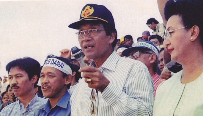 Pada 20 Mei 1998, Sultan mengajak masyarakat Yogyakarta dan seluruh rakyat Indonesia untuk mendukung gerakan reformasi. Foto: Arsip UGM