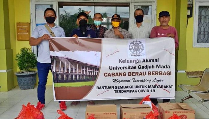Pengurus Cabang (Pengcab) KAGAMA Berau, Kalimantan Timur memberikan bantuan paket sembako kepada masyarakat dengan ekonomi kurang mampu, termasuk pekerja harian. Foto: KAGAMA Berau