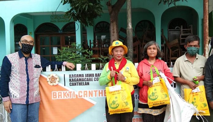 Pengda KAGAMA Jawa Barat membantu meringankan beban masyarakat terdampak wabah Covid-19 dengan sembako canthelan. Foto: KAGAMA Jawa Barat