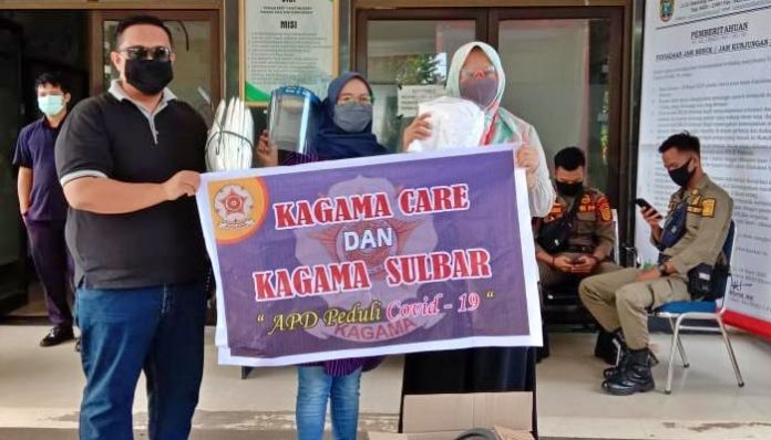 Pengda  KAGAMA Sulawesi Barat menyalurkan bantuan APD (Alat Pelindung Diri) untuk petugas medis di Kabupaten Polewali Mandar. Foto: KAGAMA Sulbar