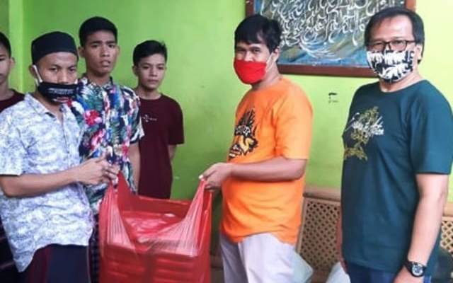 Pengda KAGAMA Bali menyumbang bantuan sarat toleransi pada momen pandemi yang terjadi kala memasuki Bulan Ramadan. Foto: Ist