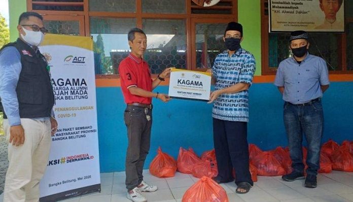 Pengda KAGAMA Bangka Belitung menunjukkan kepeduliannya kepada masyarakat terdampak wabah Covid-19. Foto: ANTARA/Donatus DP