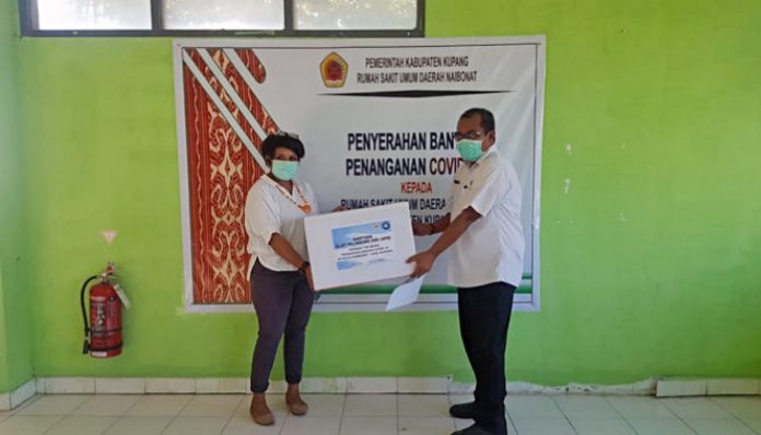 Pengda KAGAMA Nusa Tenggara Timur (NTT) menyalurkan sejumlah bantuan untuk memerangi wabah virus corona. Foto: KAGAMA NTT