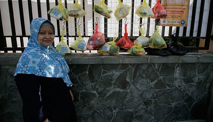 Alumnus Fakultas Geografi UGM angkatan 2001, Miftahuraifah Qurotun Aini, menceritakan perjuangannya dalam Gerakan Canthelan bahan pangan. Foto: KAGAM Care