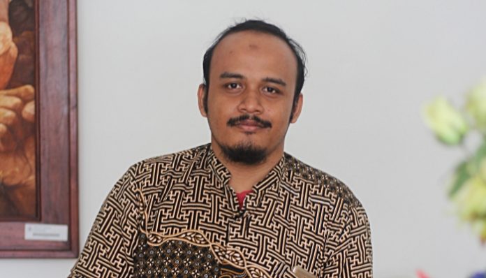 Dosen Sastra Jawa UGM, Rudy Wiratama, M.A., menjelaskan bahwa pageblug telah dijelaskan dalam narasi pewayangan. Foto: Ist