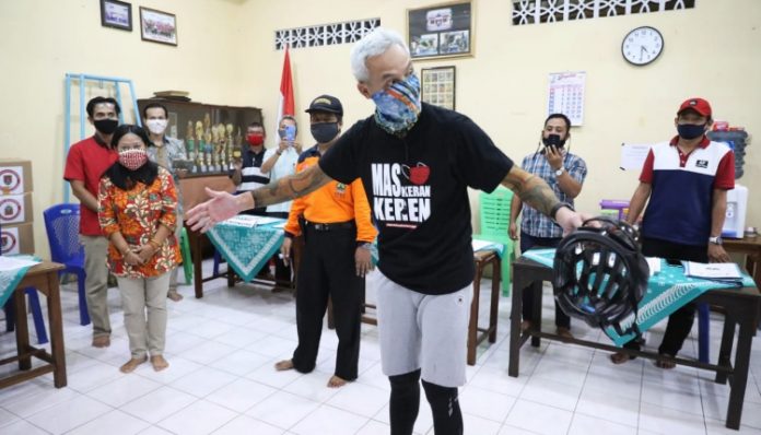Ganjar menyebut, ada ribuan desa di Jawa Tengah yang melakukan beberapa aksi, seperti membentuk posko, membagi masker, mendata masyarakat rentan, hingga mendirikan rumah isolasi. Foto: Pemprov Jateng