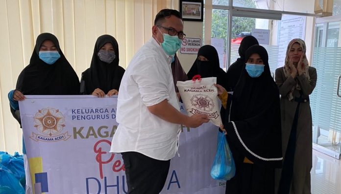 Pengda KAGAMA Aceh kembali memperlihatkan kepeduliannya untuk membantu warga terdampak wabah Covid-19. Foto: KAGAMA Aceh