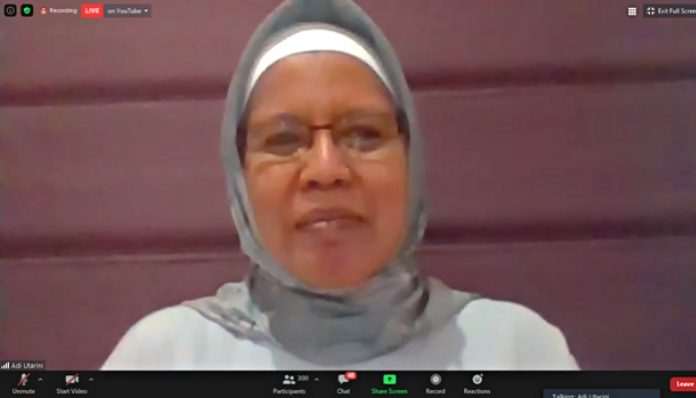 Guru Besar FK-KMK UGM, Prof. dr. Adi Utarini, membagikan kisah perjuangannya sembuh dari Covid-19 dalam webinar Keluarga Alumni Teknik (KATGAMA). Foto: Ist
