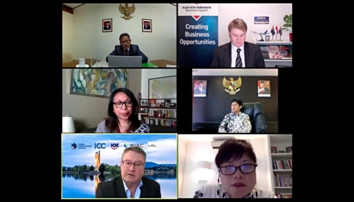 Dubes RI alumnus UGM, Y. Kristiarto S. Legowo, berbicara mengenai kondisi hubungan ekonomi antara Indonesia dan Australia. Foto: Ist