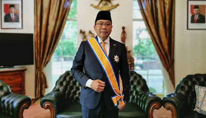 Duta Besar RI alumnus UGM, I Gusti Agung Wesaka Puja, meraih penghargaan Ridder Grootkruis in de Orde Van Oranje-Nassau dari Kerajaan Belanda. Foto: KBRI Den Haag