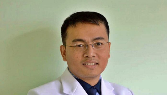 Dokter spesialis THT RSA UGM, Anton Sony Wibowo, memberikan tips untuk menghindari infeksi Covid-19 yang disebut telah menular melalui udara. Foto: Humas UGM