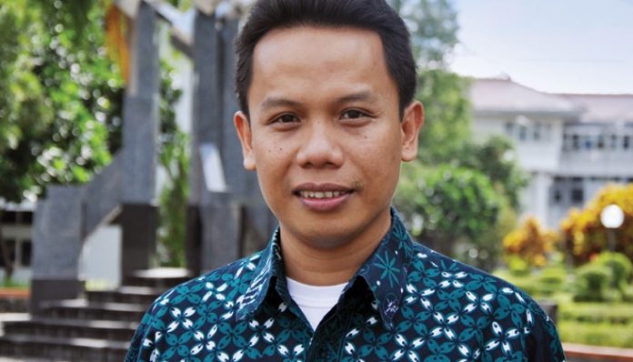 Dosen Teknik Nuklir dan Teknik Fisika UGM, Ahmad Agus Setiawan, menjelaskan tentang pentingnya pengembangan Energi Baru dan Terbarukan di Indonesia. Foto: Saksara