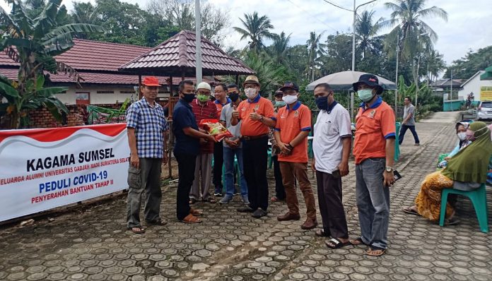 KAGAMA Sumatera Selatan kembali menyalurkan bantuan sosial kepada warga terdampak Covid-19. Foto: KAGAMA Sumsel
